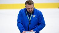 Jääkiekon valmentaja suunnittelee pelitaktiikkaa harjoituksissa.
