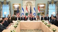 Amerikanska, israeliska och libanesiska diplomater runt ett bord i en sal på USA:s utrikesministerium. 