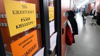 Ylioppilaskirjoituksista opastavia kylttejä Ressun Lukiolla Helsingissä.