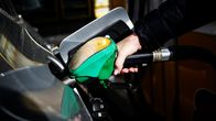 Henkilö tankkaamassa polttoainetta.