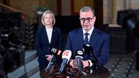 Mari Rantanen ja Petteri Orpo  seisovat tiedotustilaisuudessa.