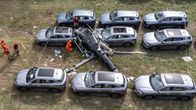 Ilmakuva maahan pudonneesta helikopterista autojen keskellä.