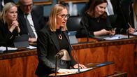 SFP:s riksdagsledamot Sandra Bergqvist står och håller ett anförande i talarstolen i riksdagens plenisal.