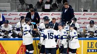 Finska landslagsspelare snackar ihop sig under en timeout.