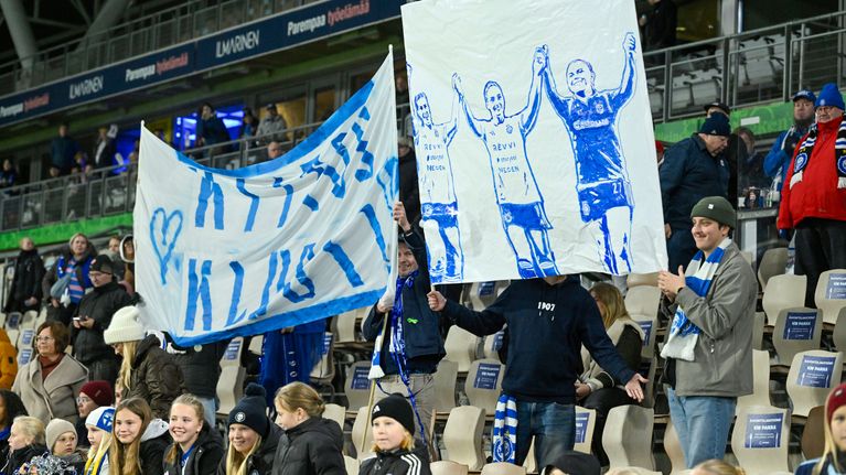 HJK:n kannattajia jalkapallon Kansallisen liigan päätöskierroksen ottelussa HJK-Ilves Helsingissä.