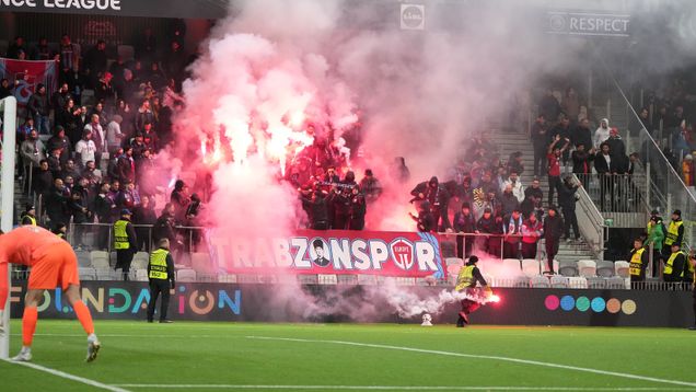 Trabzonsporin fanien soihtuja.
