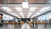 Laaja yleiskuva Applen kaupasta. Suuri Apple-logo ylhäällä.