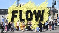 Kuvausseinä Flow-festivaalilla Suvilahdessa Helsingissä 14. elokuuta 2026.
