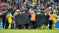 Fotbollsspelare i ring runt Christian Eriksen.