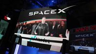 Elon Musk pitää puhettaan videoruudulla 12. kesäkuuta 2026, kun SpaceX listautui pörssiin.