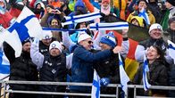  Eero Hirvosen ja Ilkka Herolan isät halaavat toisiaan pariviestin hopean varmistutta 19.2.2026 Milano-Cortinan olympialaisissa.    