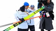Suomen joukkuen jäsenet onnittelevat Eero Hirvosta olympiapronssista.