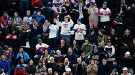 Faneja Suomen ja Slovakian välisen jääkiekon olympiapronssiottelun katsomossa Milanossa.