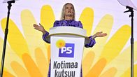 Riikka Purra puhuu perussuomalaisten puoluevaltuuston kokouksessa Helsingissä 9. toukokuuta 2026.