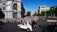 Paavi Leo tervehtii kadun varrelle kokoontuneita ihmisiä Madridissa.