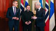 Suomen presidentti Alexander Stubb ja Ukrainan presidentti Volodymyr Zelenskyi tervehtivät Norjan pääministeriä Jonas Gahr Støreä.