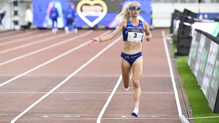 Alisa Vainio juoksee Ruotsi-ottelussa.