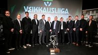 Veikkausliigan päävalmentajat ja pokaali uuden kauden alla.