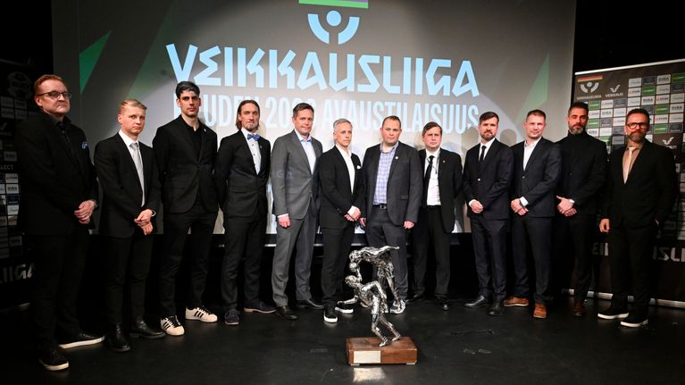 Veikkausliigan päävalmentajat ja pokaali uuden kauden alla.