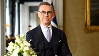 Presidentti istumassa pöydän ääressä.