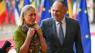Ulkoministeri Elina Valtonen ja Kreikan ulkoministeri Giorgos Gerapetritis. Taustalla EU-lippuja.