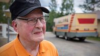 Kauppias Matti Sallinen kauppa-autonsa äärellä.