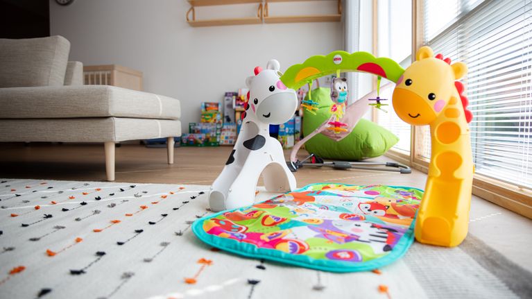 Yhteisiä tiloja Keski-Suomen Ensi- ja turvakodin tiloissa. Kuvassa on vauvan lelukaari.