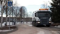 Hiekoitushiekkaa poistetaan Rovaniemen kaduilta harja-autolla. 