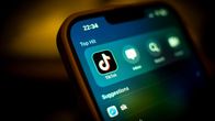 Telefonskärm med tydlig bild av Tiktok-appens logo,
