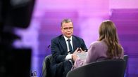 Petteri Orpo istuu A-studiossa tummassa puvussa.