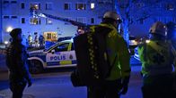Poliiseja ja pelastushenkilökuntaa talon edustalla Farstassa.