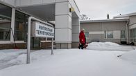 Pihtiputaan terveyskeskuksen pääsisäänkäynti. Naishenkilö kävelemässä pois.