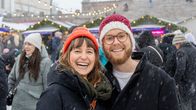 Saksassa asuvat Vera Illini ja Axel Digert-Illini Tuomaan markkinoilla Helsingin senaatintorilla.