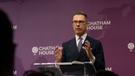 Presidentti Stubb puhuu puhujapöntön takana kädet kohotettuna ylös.