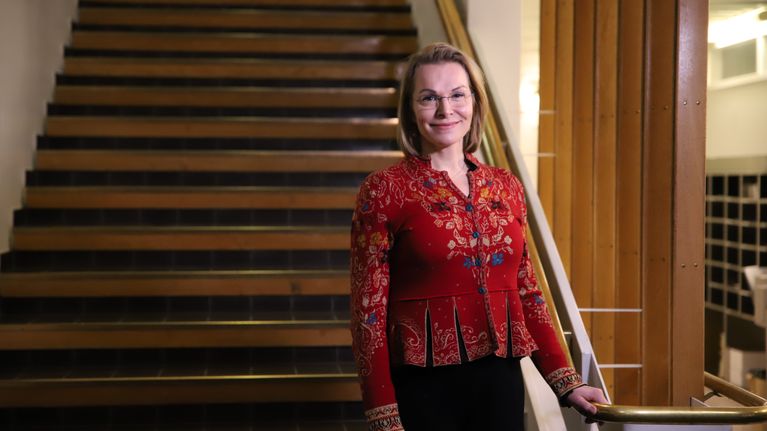 Ulla-Kirsikka Vainio portaissa