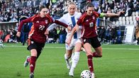 Paulina Nyström tränger sig igenom två lettiska spelare.