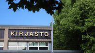 Rakennus, jonka seinässä lukee Kirjasto.