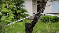 Poliisin eristämä alue omakotitalon pihalla.