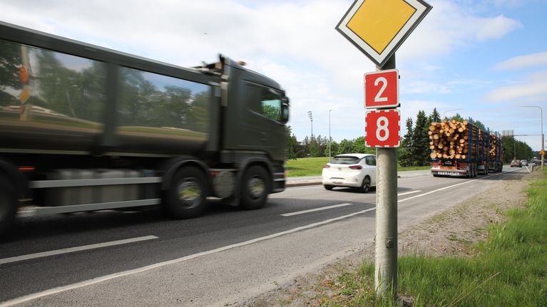 Kuvassa valtatiellä rekka-autoja.