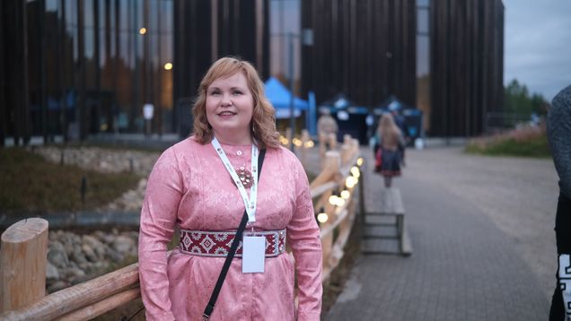 Suõmmkar yhtyeen laulaja ja leuddaaja Anna Lumikivi-Lemmetty. Ijahis Idja 2026.