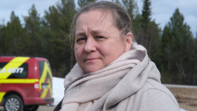 Utsjoen kunnanjohtaja Päivikontio keväällä ulkona. taustalla pelastuslaitoksen auto.