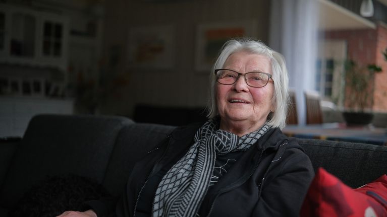 Maarit Länsman katsoo kameraan.