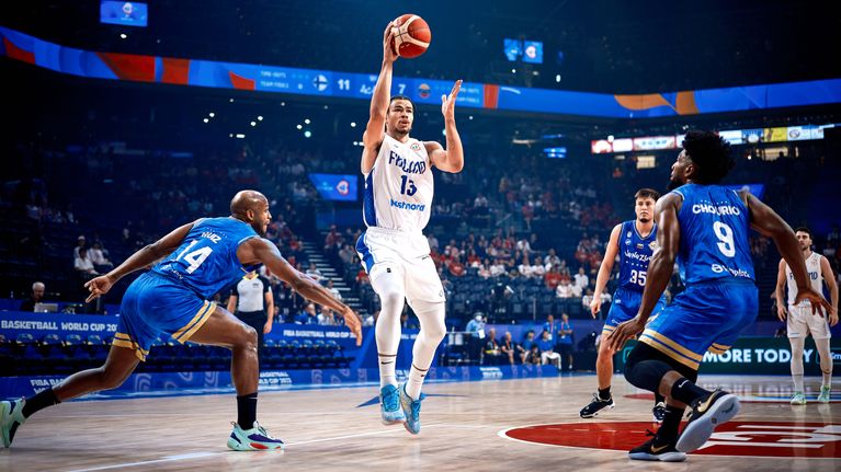 Oliver Nkamhoua koripallon kanssa ottelussa.