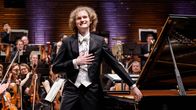 Piotr Pawlak esiintymisensä jälkeen Maj Lind -pianokilpailun (2022) orkesterifinaaleissa.