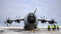 Talvisella lentokentällä Saksan ilmavoimien, nelipotkurinen kuljetuskone A400M.