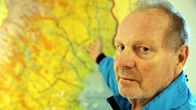 Bengt Niska osoittaa kartalla Pajalan kuntaa Pohjois-Ruotsissa.