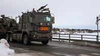 Ruotsalaista sotilaskalustoa siirtyy Tornionjoen siltaa pitkin Ruotsista Suomeen.