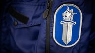 Poliisin virkapukuun ommeltu tunnuskuva lähikuvassa.