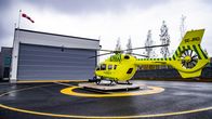 Helikopteri tukikohdan pihassa.