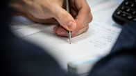 Opiskelija laskemassa matematiikkaa tunnilla